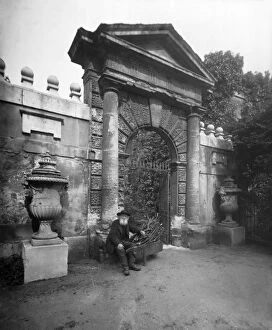 Historic views of Chiswick Collection: Chelsea Gate, Chiswick House c. 1900 DD54_00112