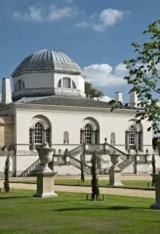 Chiswick House gardens Collection: Chiswick House N090529