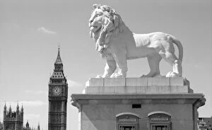 Statue Collection: Coade lion and Big Ben a98_05642