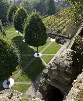 Formal Gardens Collection: Contemporary garden, Lincoln Medieval Bishops Palace N081089