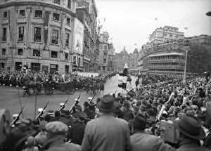 Coronation procession 1953 Collection: Crowds in Trafalgar Square P_C00425_009