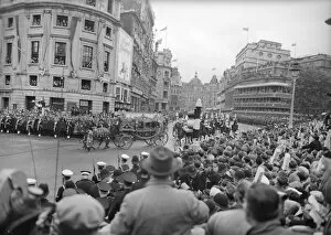 Coronation procession 1953 Collection: Crowds in Trafalgar Square P_C00425_010