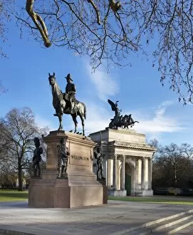 Classical Collection: Duke of Wellington statue and the Wellington Arch N150037
