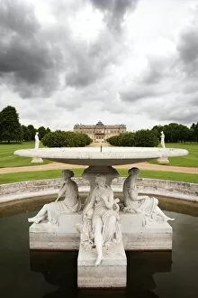Wrest Park gardens Collection: Fountain, Wrest Park House and Gardens N100758