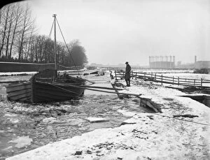 Inland waterways Collection: Frozen Canal CC025434