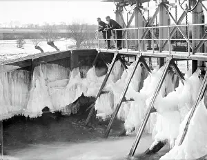 : Frozen Weir during the Twelve Week Frost CC72_00977