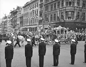Coronation procession 1953 Collection: Gold State Coach P_C00427_004