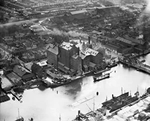 Docks and shipping Collection: Grimsby Docks 1933 EPW042806