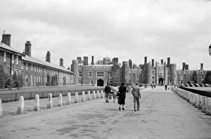 S W Rawlings Collection (1945-1965) Collection: Hampton Court Palace a001949