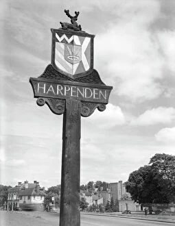 Images Dated 13th October 2022: Harpenden Village Sign HKR01_04_563