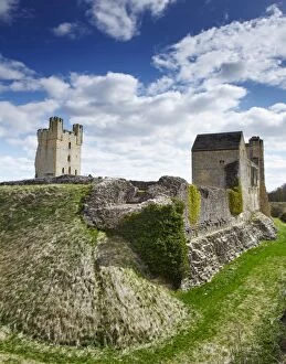 Images Dated 20th April 2010: Helmsley Castle N100096