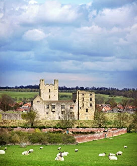 Images Dated 20th April 2010: Helmsley Castle N100097