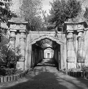 Images Dated 21st January 2011: Highgate Cemetery a074589