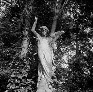 Statue Collection: Highgate Cemetery a074736