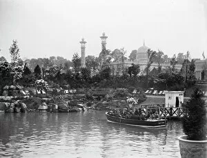 British Empire Exhibition 1924 Collection: Lake and Malaya Pavilion MCF01_02_0808
