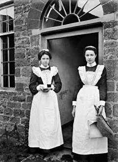 Victorian people and costumes Collection: Maids, Byfield, Northamptonshire BB98_06062