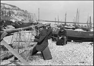 Images Dated 10th June 2021: Mending nets at Hastings DIX02_01_256