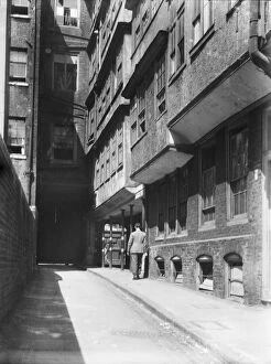 Photos from the 1930s Collection: Middle Temple Lane CXP01_01_012