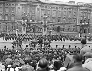 1950s Collection: Outside Buckingham Palace P_C00422_006