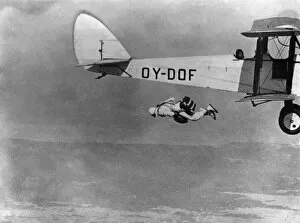 Biplanes Collection: Parachutist AFL03_aerofilms_c11965