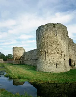 Images Dated 20th July 2009: Pevensey Castle J940502