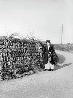 Historic Images 1920s to 1940s Collection: Post Lady, Kerrier, Cornwall, 1901 BB98_01839