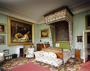Osborne House interiors Collection: Queen Victorias Bedroom, Osborne House J070022