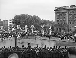 Coronation procession 1953 Collection: Return to Buckingham Palace P_C00422_001