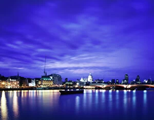 Images Dated 14th May 2007: River Thames at night J060067