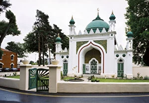Islamic Architecture in England Collection: Shah Jahan Mosque a031167