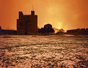 Sunrise and sunset Collection: Snow at Rochester Castle J850035