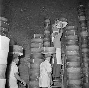 Images Dated 26th July 2021: Stacking saggars DES01_04_0944
