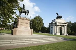 Apsley House exteriors Collection: Statue of the Duke of Wellington and the Wellington Arch N080827
