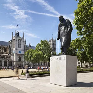 Post War public sculpture Collection: Statue of Sir Winston Churchill DP167766