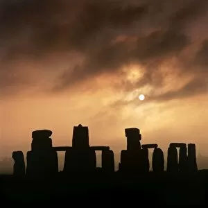 Images Dated 16th August 2010: Stonehenge at dawn K930563
