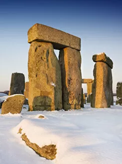 Prehistoric Collection: Stonehenge in the snow DP157907