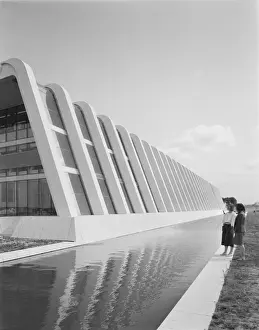 Concrete Prints: Structural glazing and ornamental lake JLP01_09_832102