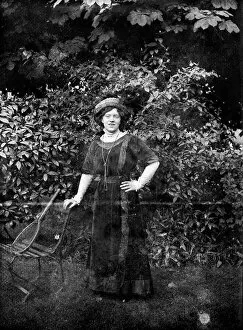 Early 20th Century Collection: Tennis in the garden BB046108