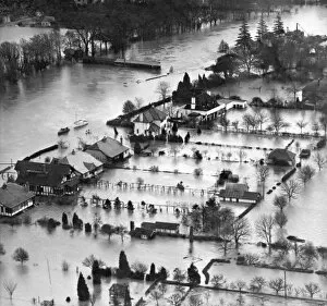 Flooding Collection: Thames floods 1947 EAW003697