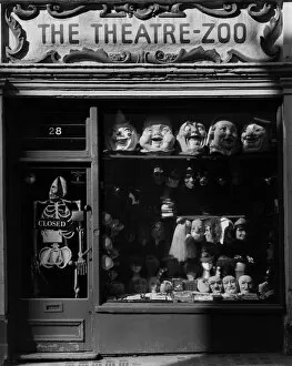 Retail Collection: The Theatre-Zoo shop window DD003928