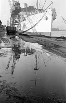 S W Rawlings Collection (1945-1965) Collection: Tilbury Docks a001349