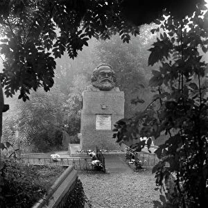 Politics Collection: Tomb of Karl Marx, Highgate Cemetery a074709