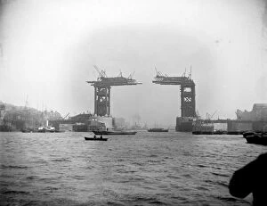 Ships and boats Collection: Tower Bridge under construction a83_01325
