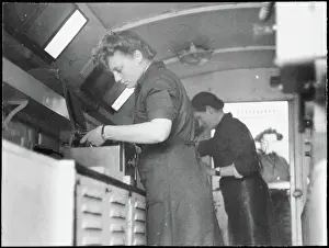 WAAF trainees practising printing in the mobile darkroom chp01_07_01_076
