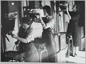 Second World War Prints: Women's Auxiliary Air Force (WAAF) trainees dusting the enlargers chp01_07_01_064