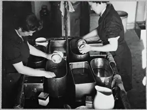 Women's Auxiliary Air Force (WAAF) trainees mixing film processing chemicals chp01_07_01_056