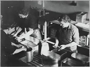 Second World War Prints: Women's Auxiliary Air Force (WAAF) trainees mixing photographic chemicals chp01_07_01_053